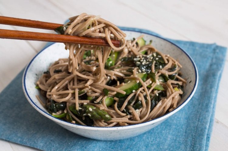 Ensalada de fideos soba y pepino