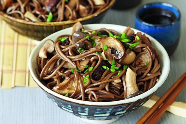 Soba con champiñones, chile y jengibre