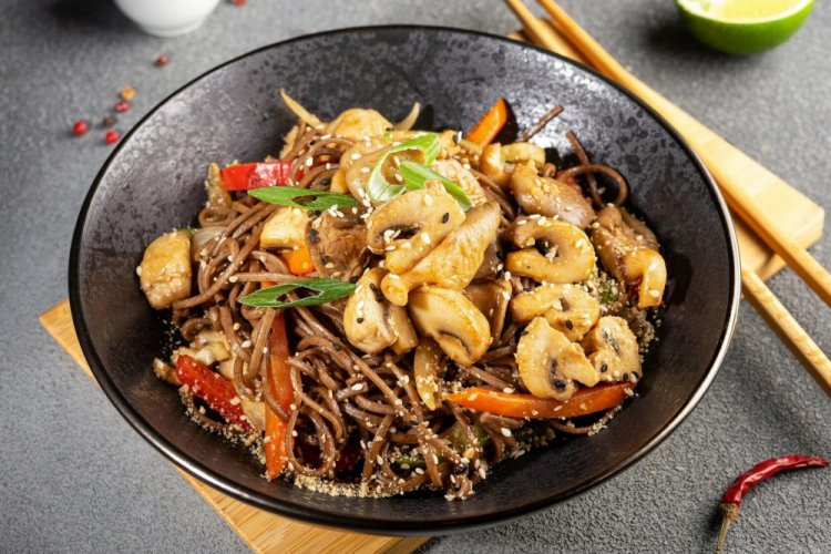Soba con zanahoria y champiñones