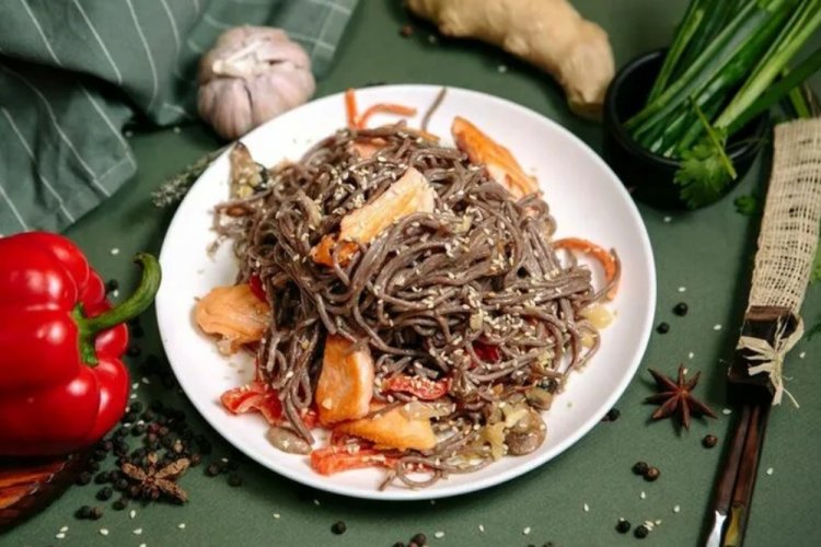 Soba con salmón en salsa de queso