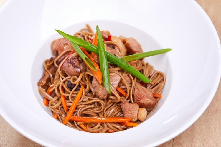 Wok de fideos soba y cerdo