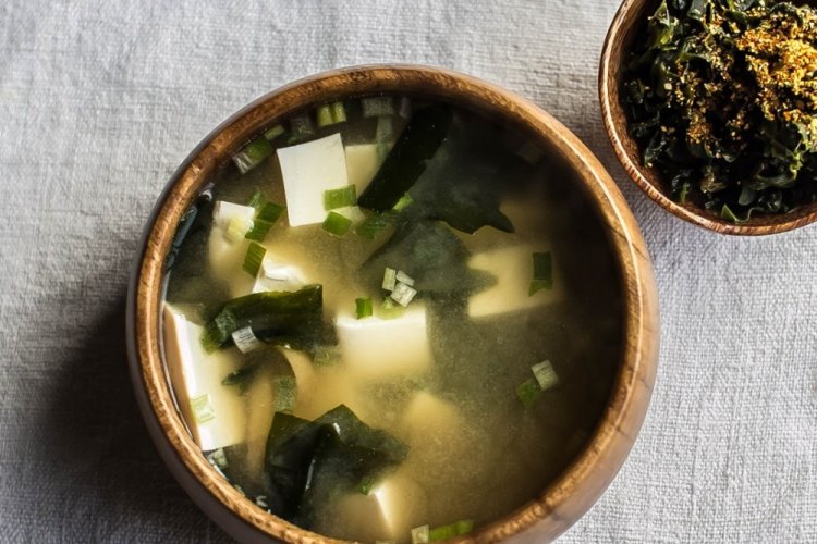 Sopa Miso con fideos soba y espinacas