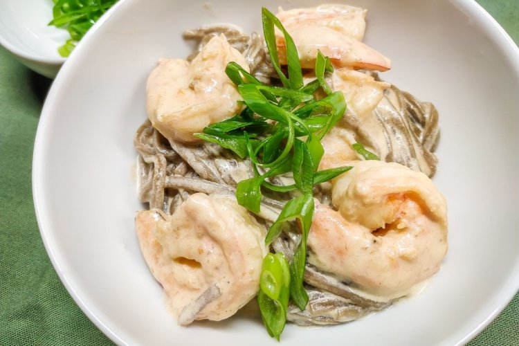 Soba con camarones en salsa cremosa