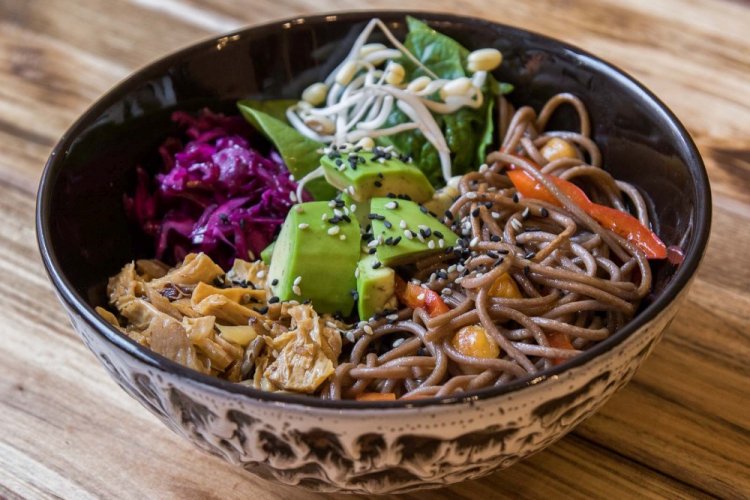 Bowl de soba, verduras y cacahuetes