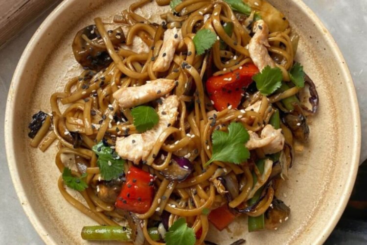 Soba con pollo en salsa de miel y mostaza