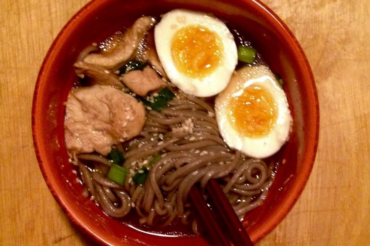 Sopa con pollo y fideos soba