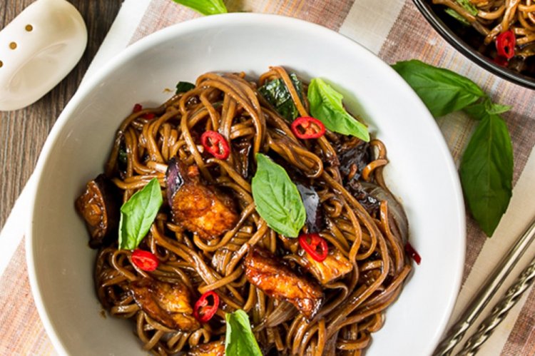 Soba con berenjenas en salsa agridulce