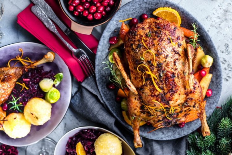 Gans mit Gemüse und Wein aus dem Ofen