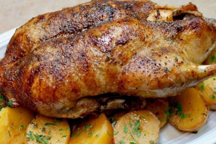Gans mit Kartoffeln aus dem Ofen