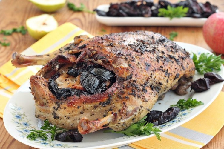 Gans mit Reis und Pflaumen aus dem Ofen