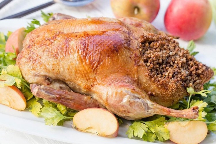 Gans mit Buchweizen aus dem Ofen