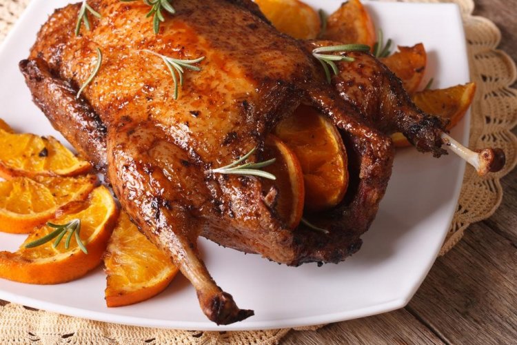 Gans mit Orangen aus dem Ofen