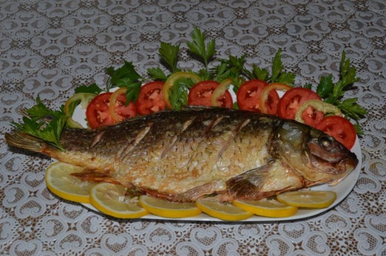 Mit Kaviar gefüllter Karpfen