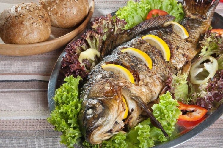 Mit Gemüse gefüllter Karpfen