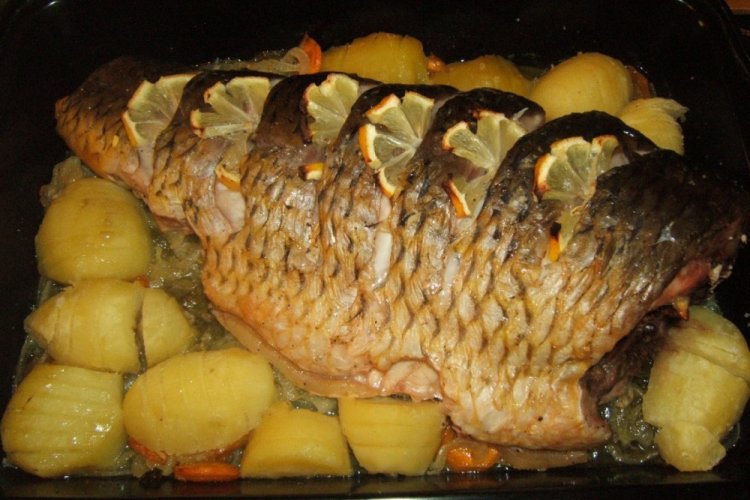 Karpfen mit Kartoffeln aus dem Ofen