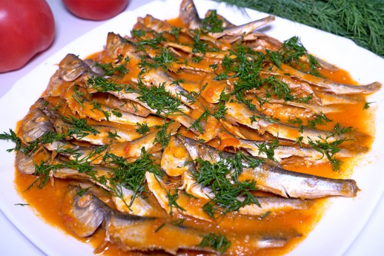 Capelán al horno en salsa de tomate