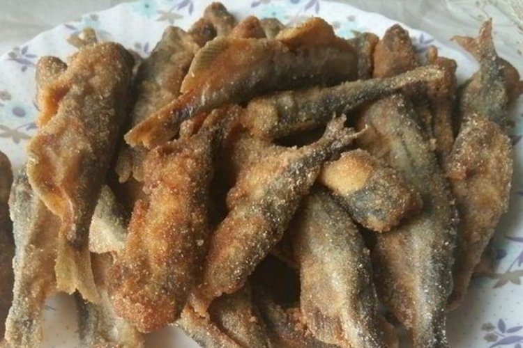 Capelán con harina de maíz al horno
