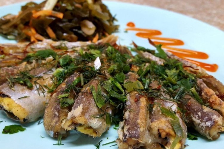 Capelán con cebolla y hierbas al horno