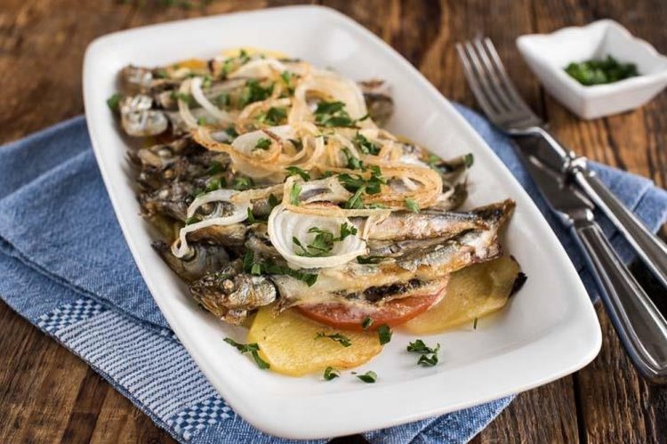 Capelán con patatas al horno