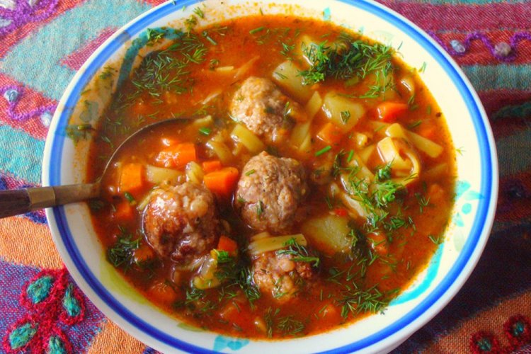 Lagman con albóndigas