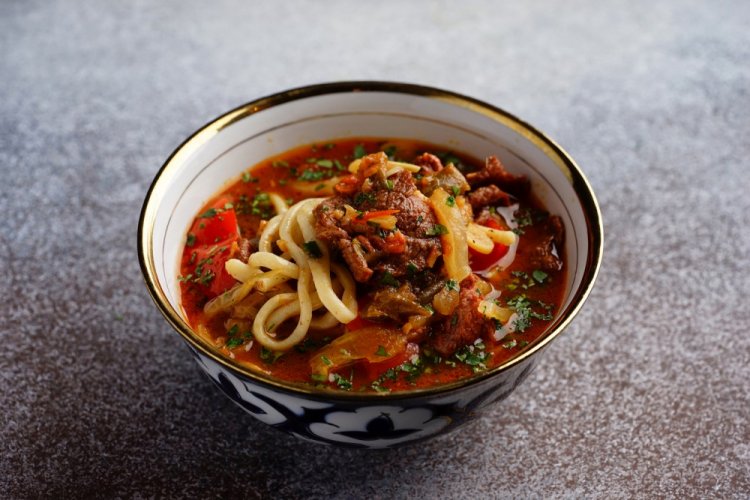 Lagman con fideos caseros