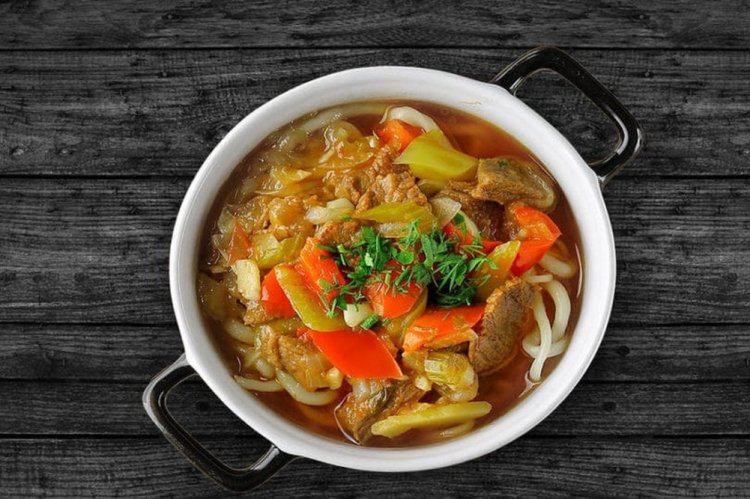 Lagman en olla de cocción lenta