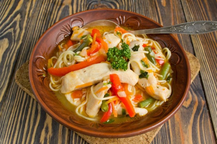 Lagman con pollo y calabacín
