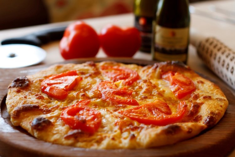Khachapuri con queso y tomates