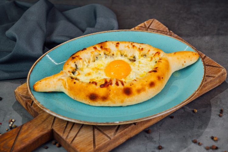 Khachapuri con champiñones, espinacas y queso