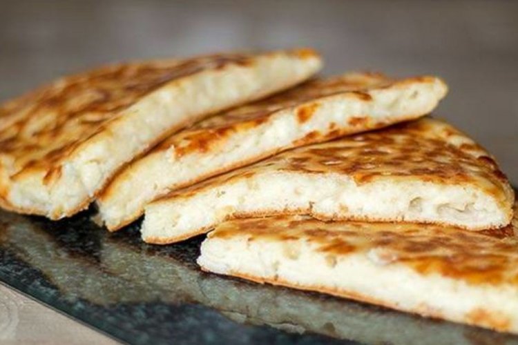 Khachapuri con queso feta