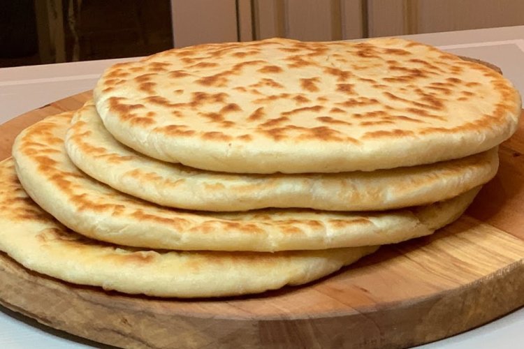 Khachapuri con queso en matsoni
