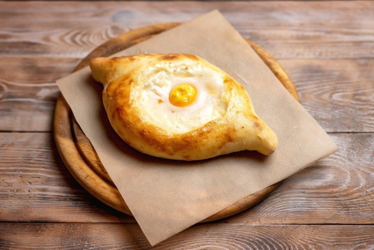 Khachapuri con queso en mantequilla