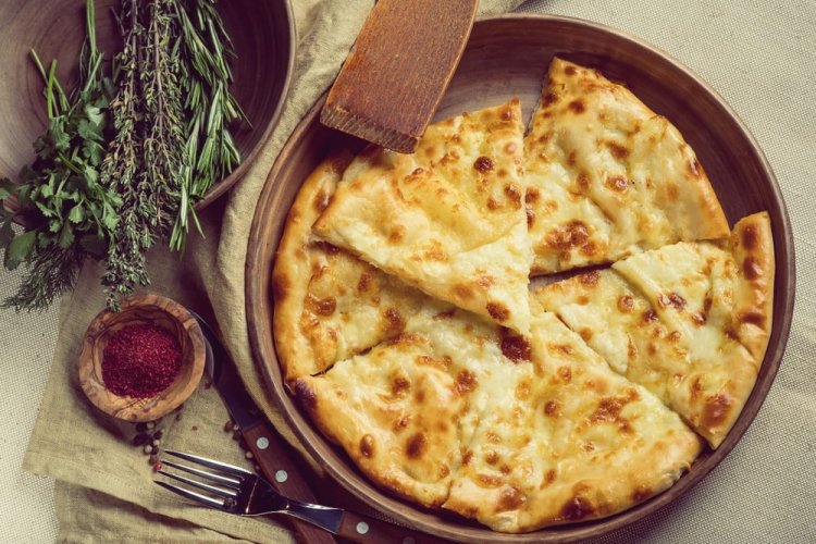 Khachapuri con queso en sartén