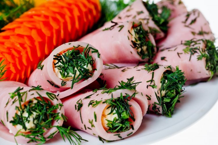 Schinkenröllchen mit Mozzarella und Basilikum