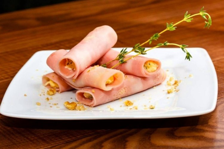 Schinkenröllchen mit Nussfüllung