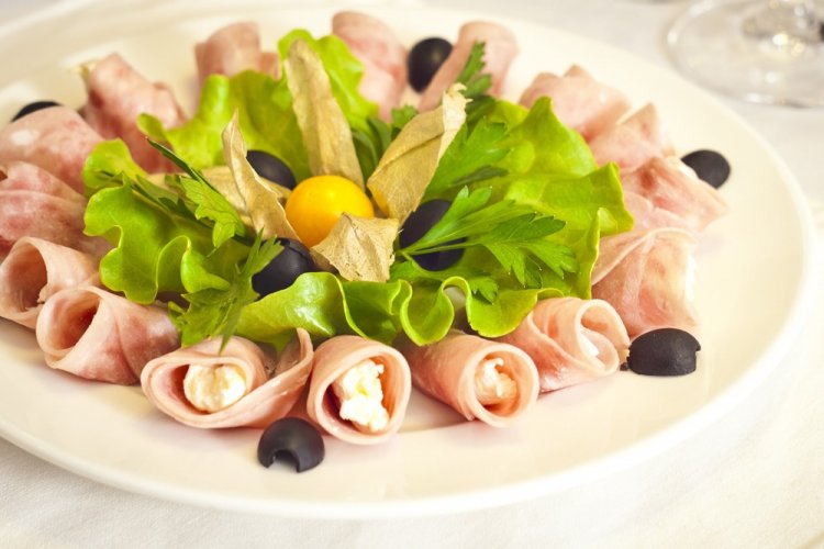 Schinkenröllchen mit Orange und Mais