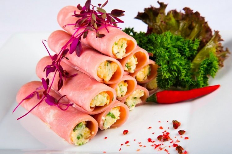 Schinkenröllchen mit eingelegter Gurke