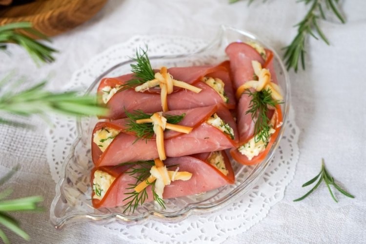 Schinkenröllchen mit Krabbenstäbchen