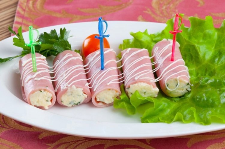 Schinkenröllchen mit zwei Käsesorten