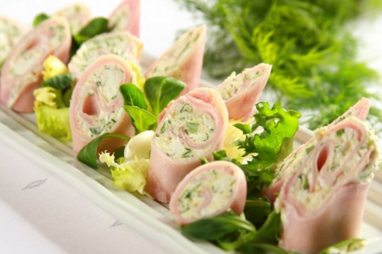 Schinkenröllchen mit Frischkäse und Gurken
