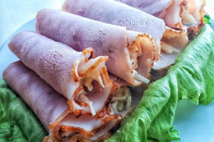 Überbackene Schinkenröllchen mit Käse