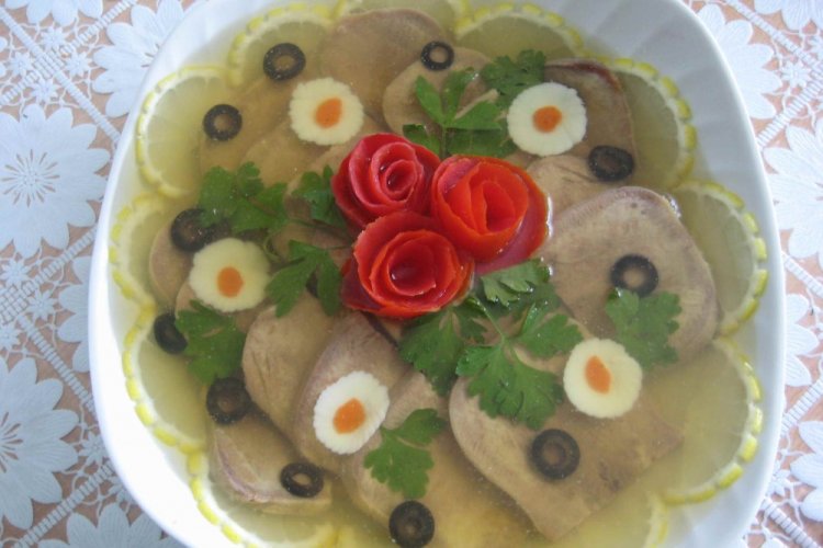 Aspic de lengua con aceitunas verdes y negras
