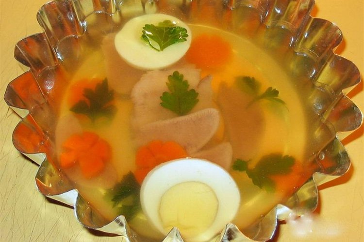 Aspic de lengua de res con huevos