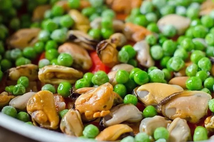 Salat mit marinierten Muscheln und grünen Erbsen