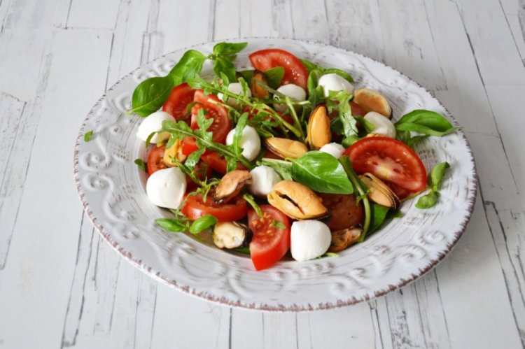 Salat mit Muscheln und Mozzarella