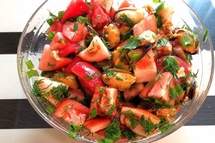 Salat mit Tomaten und Muscheln