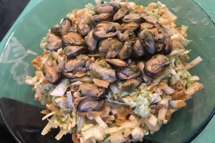Salat mit Chinakohl und Muscheln