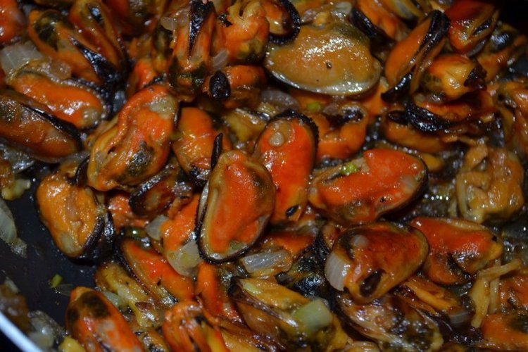 Gebratene Muscheln in Sojasauce