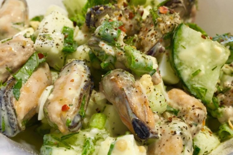 Salat mit Muscheln und Gurken