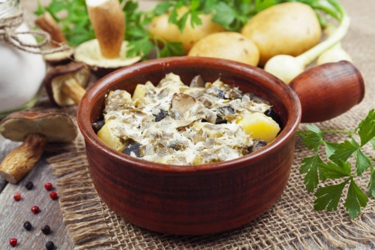 Muscheln mit Kartoffeln in Töpfen